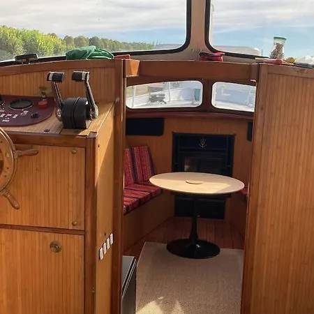 L'Amazone - Bateau A Quai Sur Le Canal De Bourgogne Tanlay Exterior photo