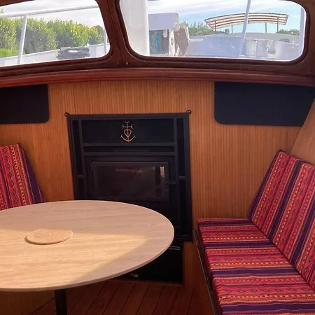 L'Amazone - Bateau A Quai Sur Le Canal De Bourgogne Tanlay Exterior photo