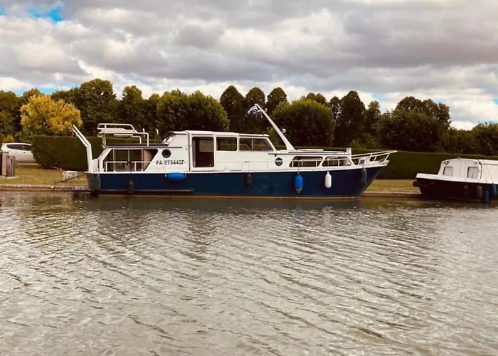 L\'Amazone - Bateau A Quai Sur Le Canal De Bourgogne