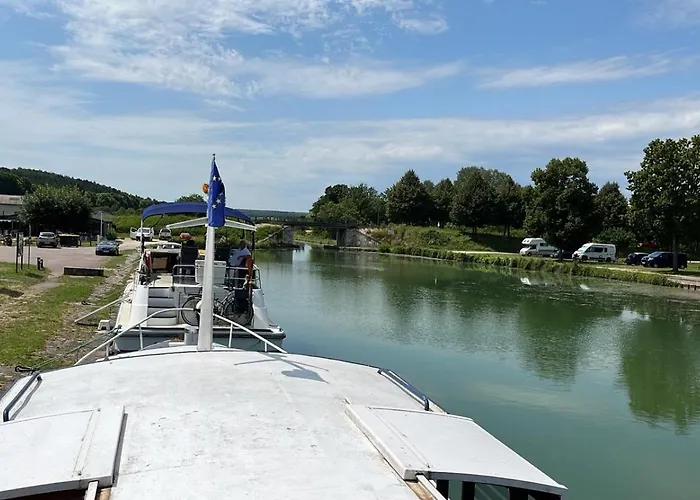 L\'Amazone - Bateau A Quai Sur Le Canal De Bourgogne
