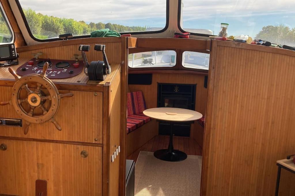 L'amazone - Bateau A Quai Sur Le Canal De Bourgogne * Tanlay