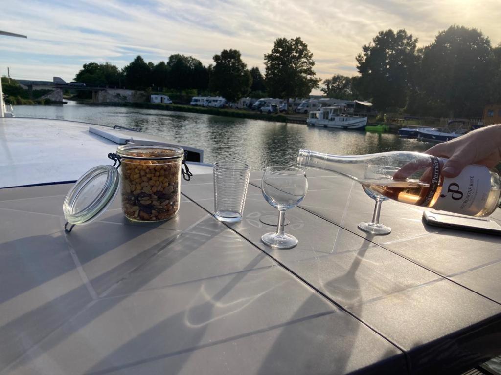 L'amazone - Bateau A Quai Sur Le Canal De Bourgogne * Tanlay