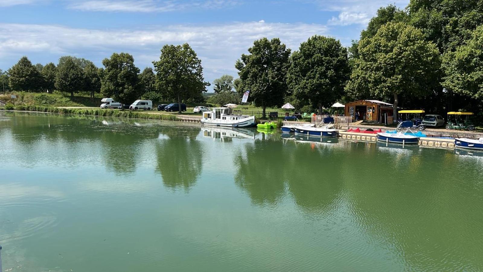 L'amazone - Bateau A Quai Sur Le Canal De Bourgogne * Tanlay